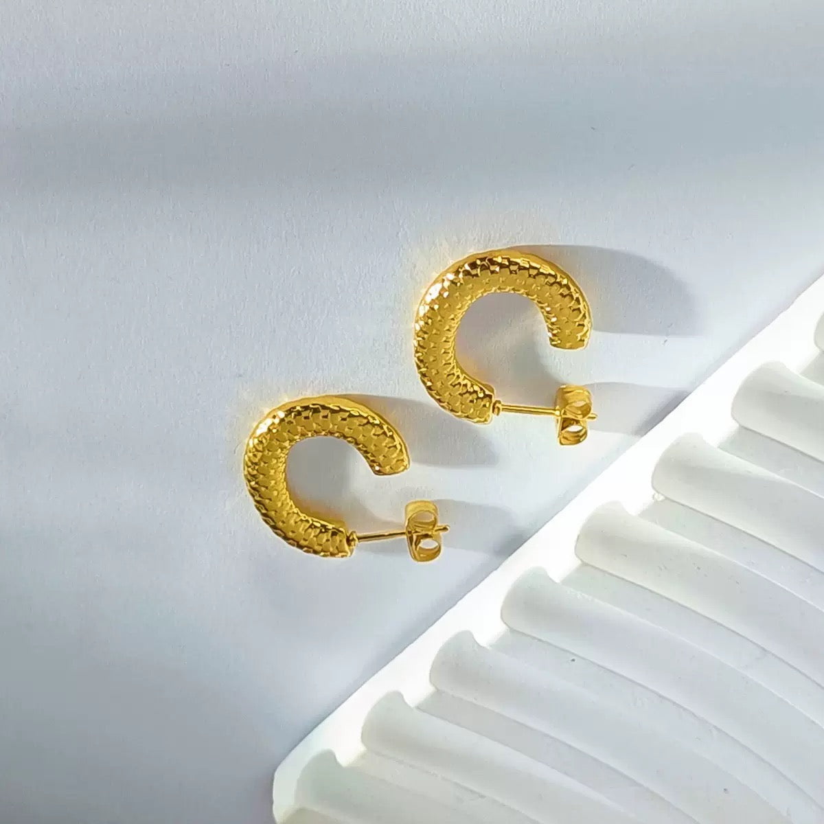 European and American minimalist C-shaped titanium steel stud earrings for women color-keeping small-scale stainless steel earrings