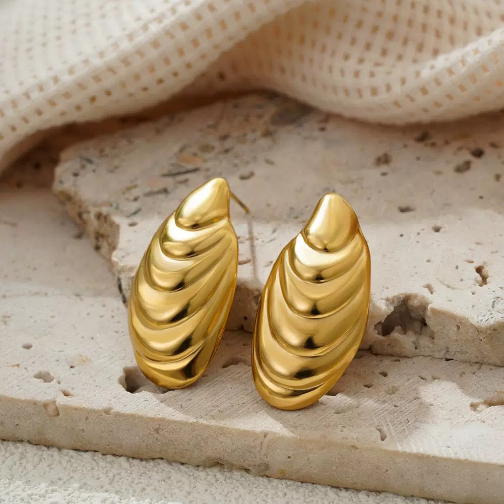 Best-selling personalized and niche "Insect" series of hollowed-out light and luxurious high-end fashionable and non-fading stainless steel women's stud earrings 12prs