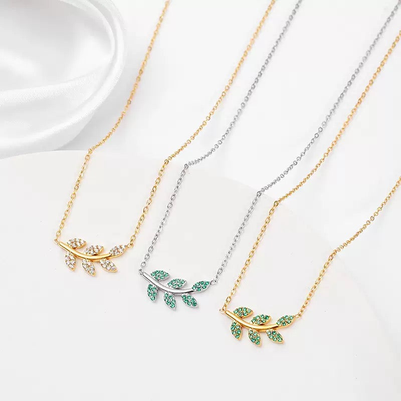 Lucky Stainless Steel Four-Leaf Clover Zircon Necklace Simple and Elegant Versatile and Personalized Lockbone Chain for Women Luxurious and Sophisticated Style 2pcs