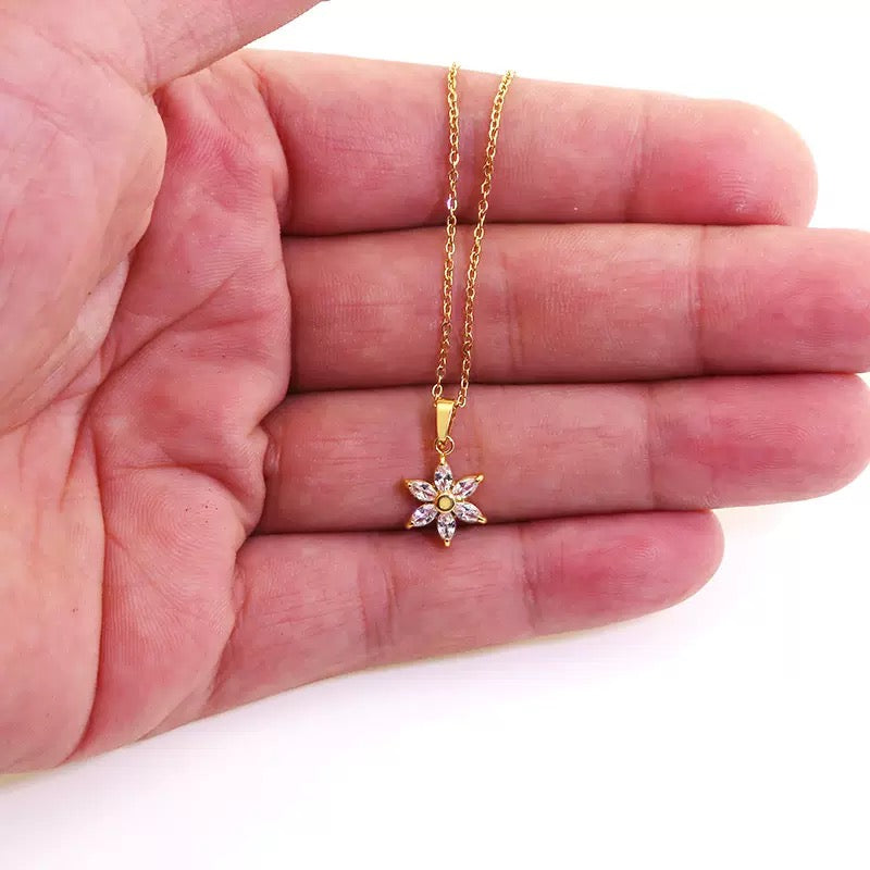 Hot-selling Flower Necklace Fashionally Versatile Titanium Steel Necklace Colorfast 18K Gold Plated Jewelry Retro Sunflower Jewelry