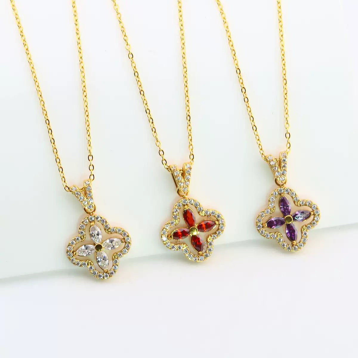 Lucky Stainless Steel Four-Leaf Clover Zircon Necklace Simple and Elegant Versatile and Personalized Lockbone Chain for Women Luxurious and Sophisticated Style 2pcs